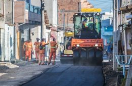 Pavimentação avança no bairro Luiz Eduardo com mais de 11 mil m² de ruas já executados