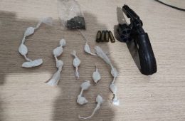DUPLA É FLAGRADA COM ARMA E DROGAS EM ESTRADA RURAL DE IBIRAPUÃ