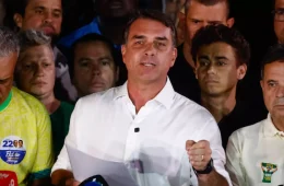 Flávio Bolsonaro volta atrás após se autoproclamar presidente e diz que é ‘líder do Brasil’